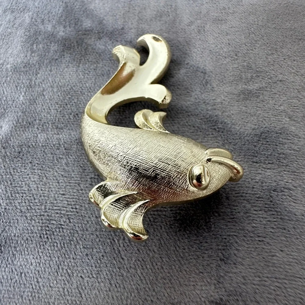 Vintage Silver Tone‎ Textured Fish Brooch Pin Marked Globus Foreign West Germany